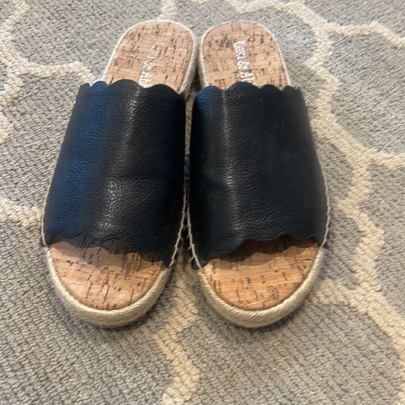 Lexi & Abbie Size 7 Leather Slides - Picture 2 of 2